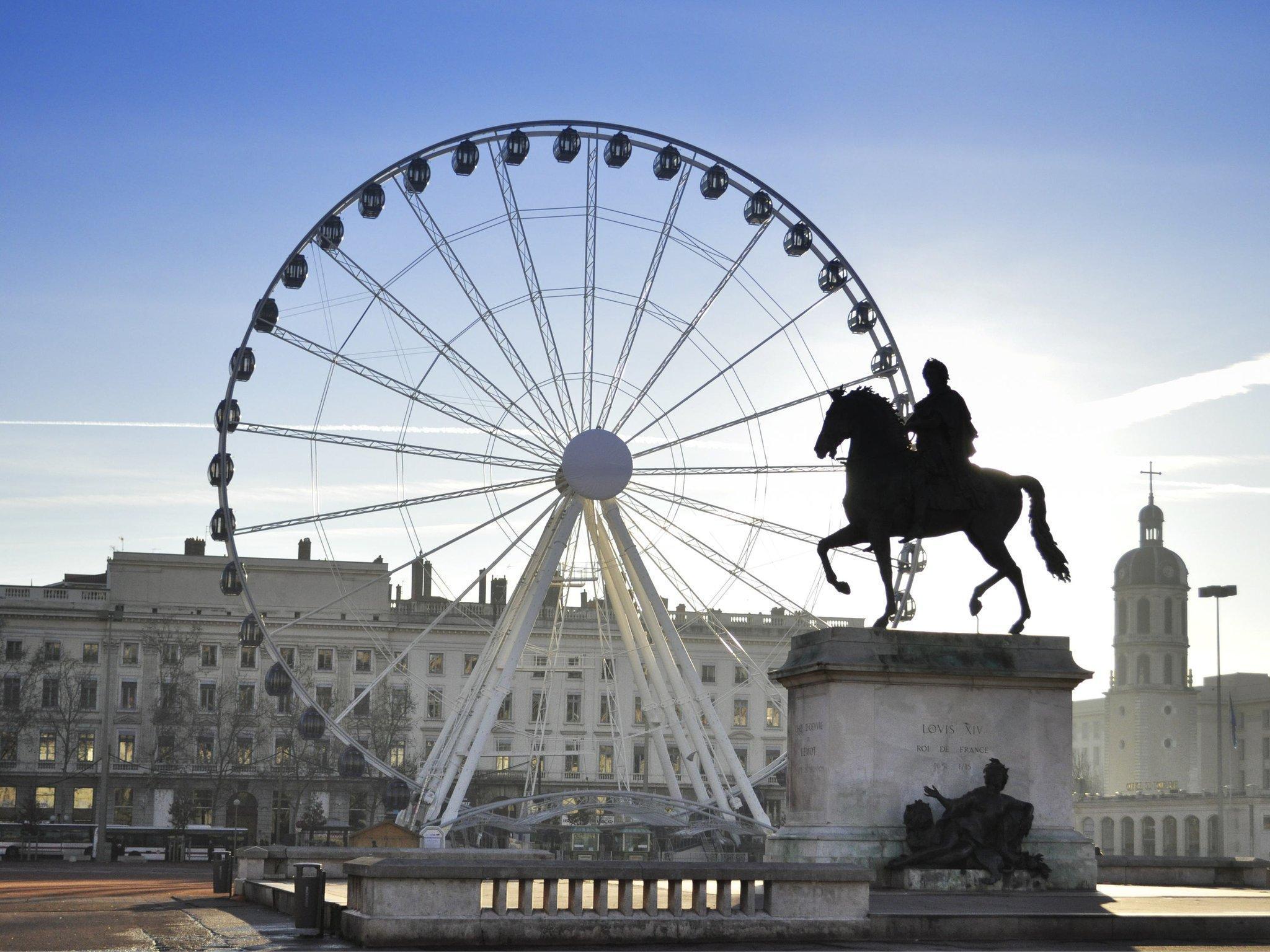 Mercure Centre Plaza Republique 4*