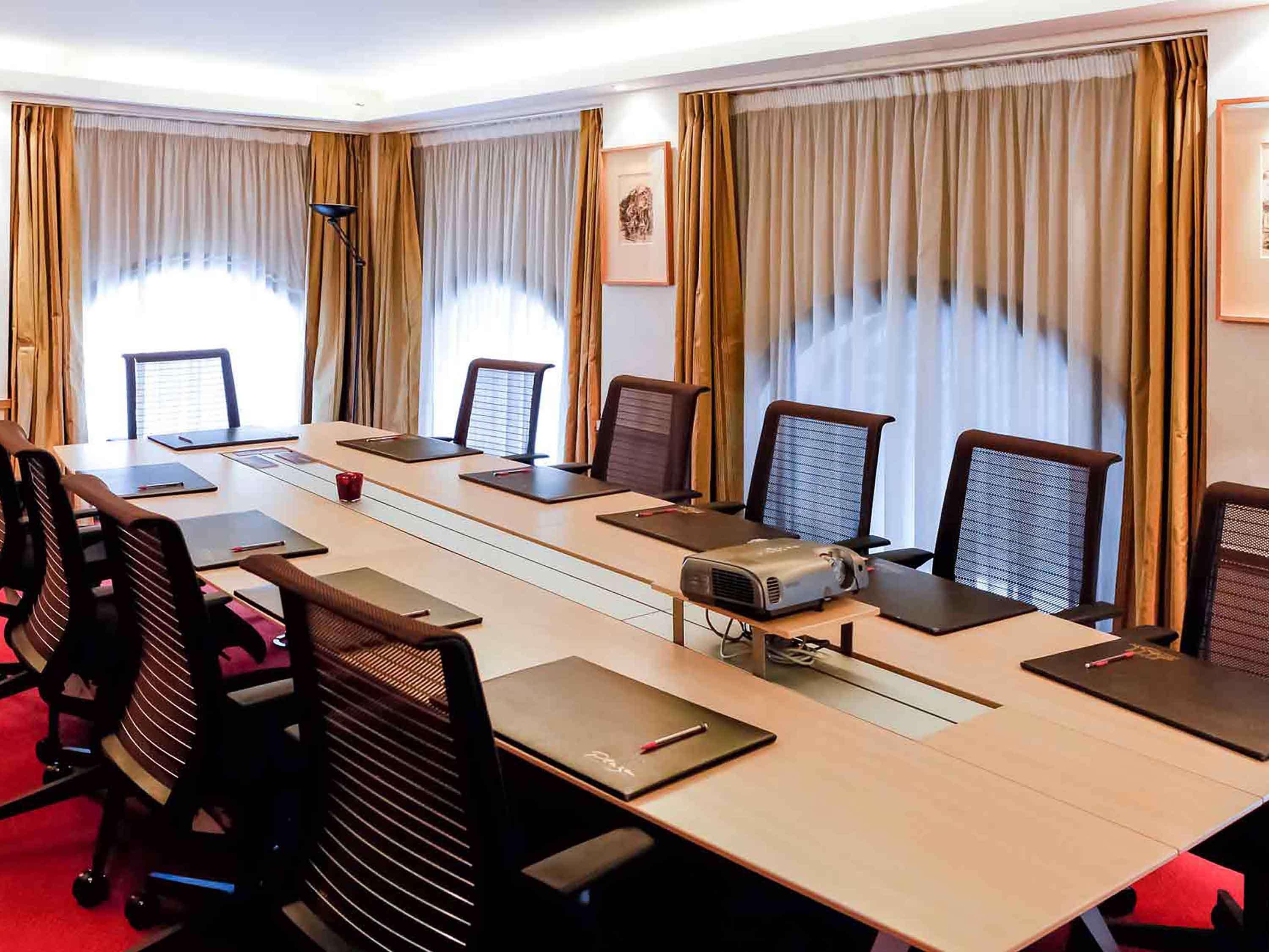 Mercure Centre Plaza Republique Hotel 4*