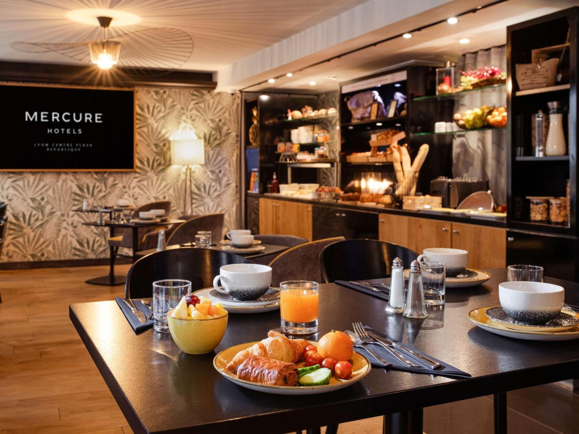 Mercure Centre Plaza Republique Hotel 4*